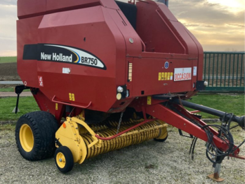 Rundballenpresse of the type New Holland BR750, Gebrauchtmaschine in Channes