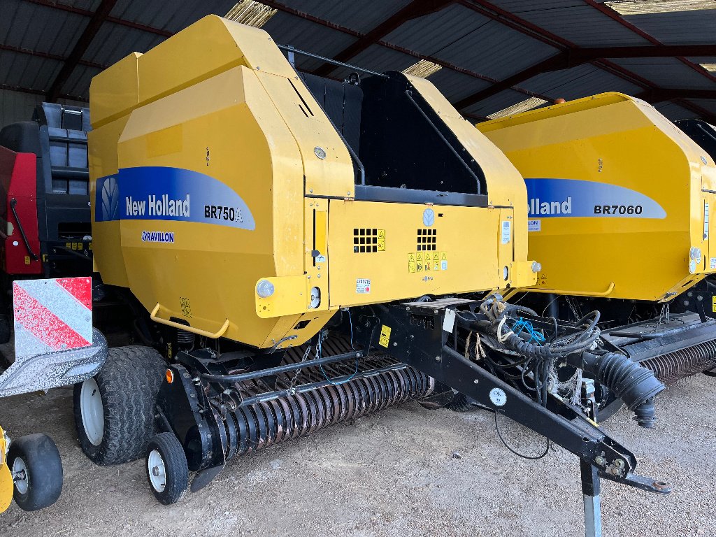 Rundballenpresse of the type New Holland BR750A, Gebrauchtmaschine in VERT TOULON (Picture 1)