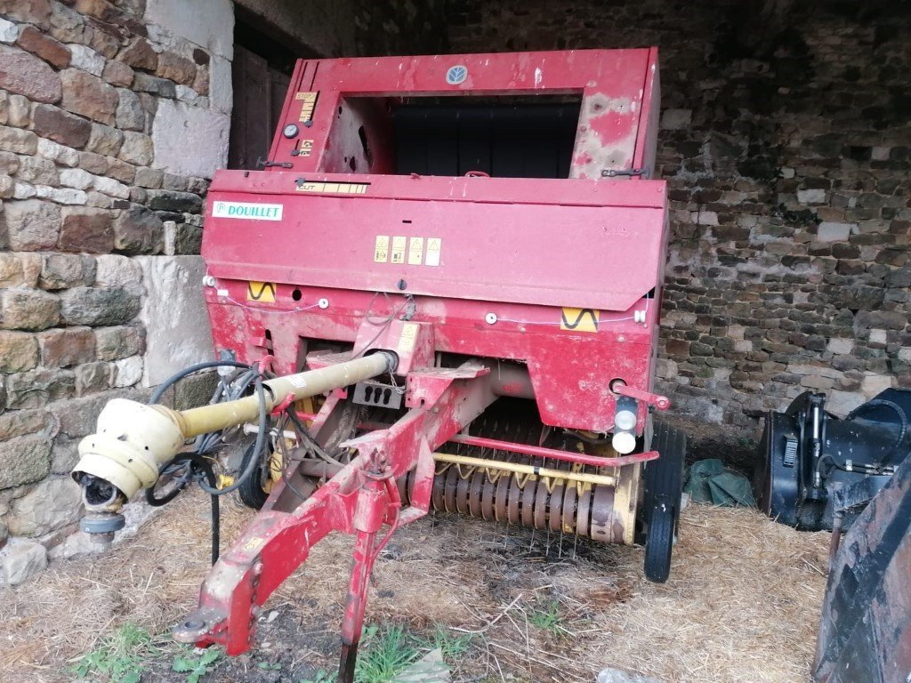 Rundballenpresse of the type New Holland Presse à balles rondes 644RDB New Holland, Gebrauchtmaschine in Le Horps (Picture 1)