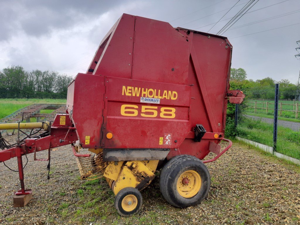 Rundballenpresse Türe ait New Holland Presse à balles rondes 658 New Holland, Gebrauchtmaschine içinde Le Horps (resim 4)