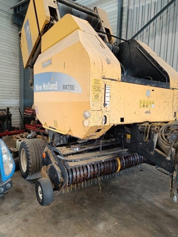 Rundballenpresse za tip New Holland Presse à balles rondes BR750 New Holland, Gebrauchtmaschine u Le Horps (Slika 6)