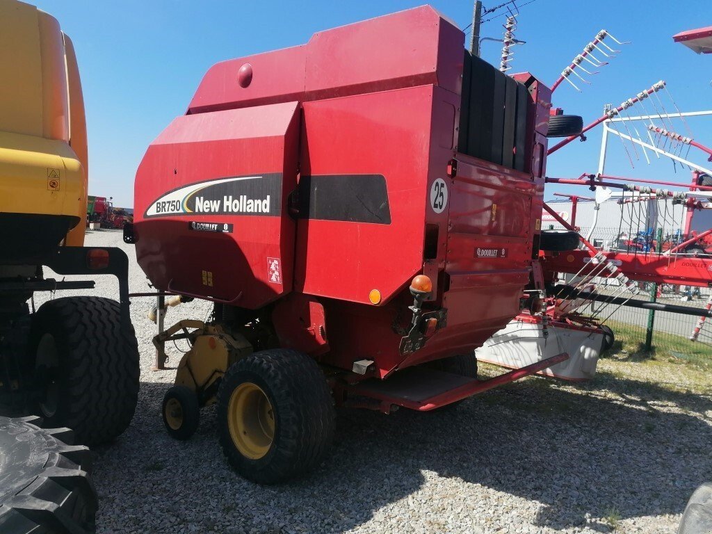 Rundballenpresse van het type New Holland Presse à balles rondes BR750 New Holland, Gebrauchtmaschine in Aron (Foto 3)