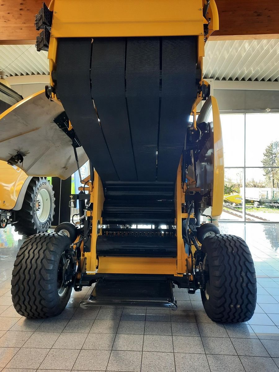 Rundballenpresse del tipo New Holland ROLL BELT 150 CROPCUTTER, Neumaschine en Burgkirchen (Imagen 4)