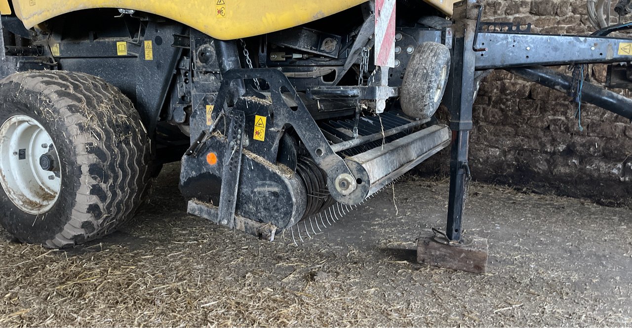 Rundballenpresse tipa New Holland Roll-Belt 180 SuperFeed, Gebrauchtmaschine u Roches-sur-Marne (Slika 5)