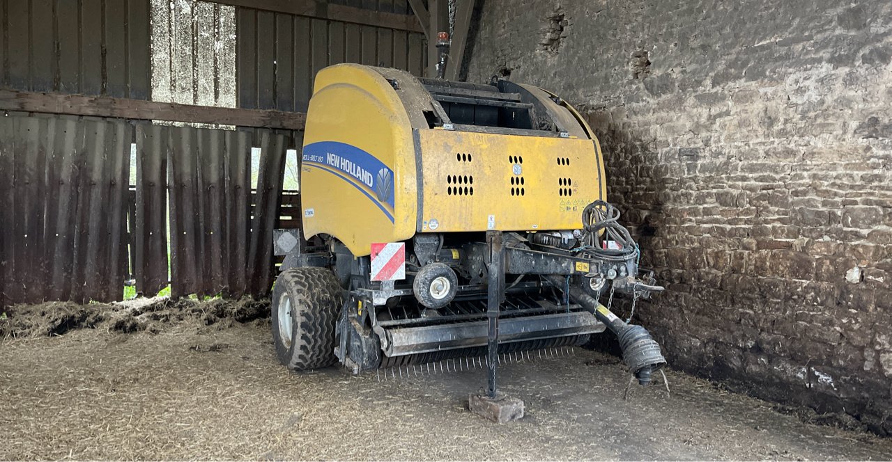 Rundballenpresse van het type New Holland Roll-Belt 180 SuperFeed, Gebrauchtmaschine in Roches-sur-Marne (Foto 1)