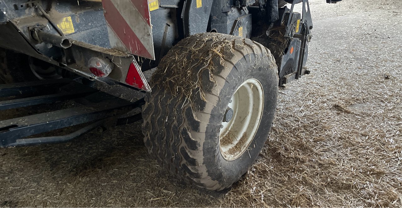 Rundballenpresse van het type New Holland Roll-Belt 180 SuperFeed, Gebrauchtmaschine in Roches-sur-Marne (Foto 4)