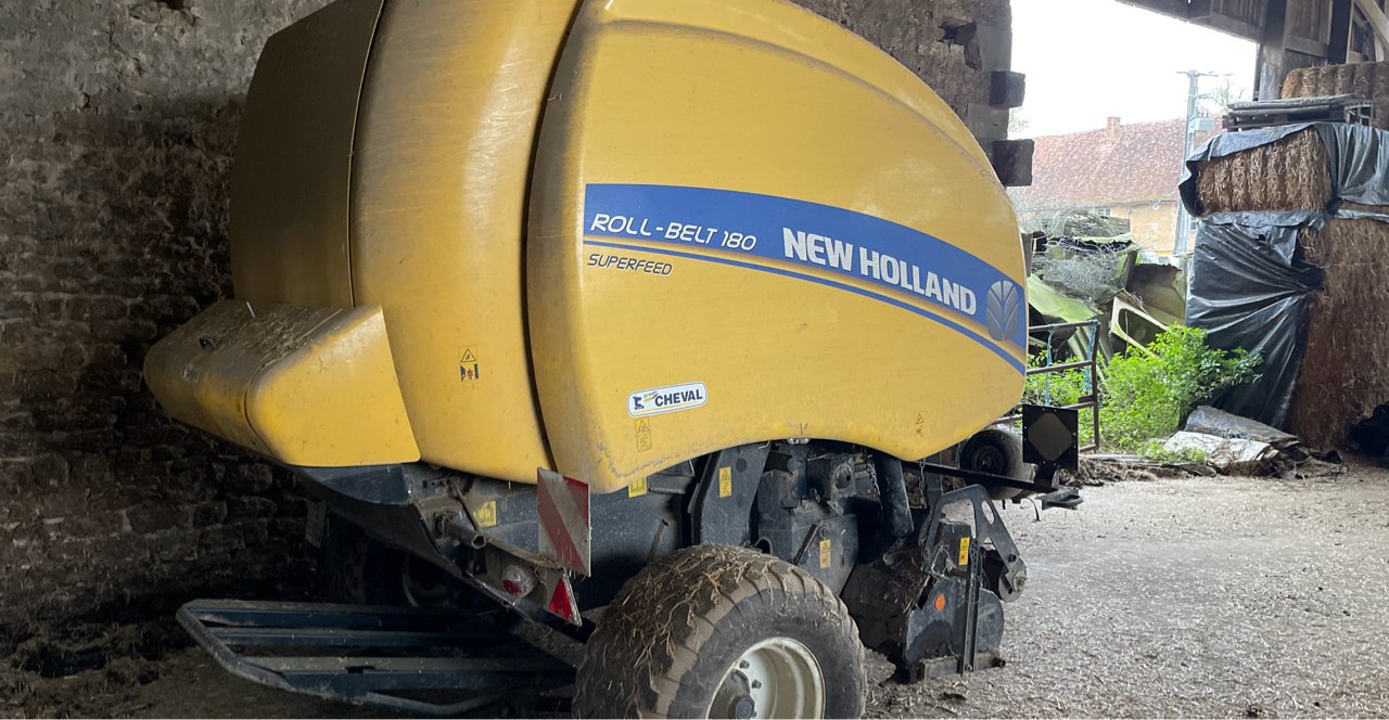 Rundballenpresse des Typs New Holland Roll-Belt 180 SuperFeed, Gebrauchtmaschine in Roches-sur-Marne (Bild 3)