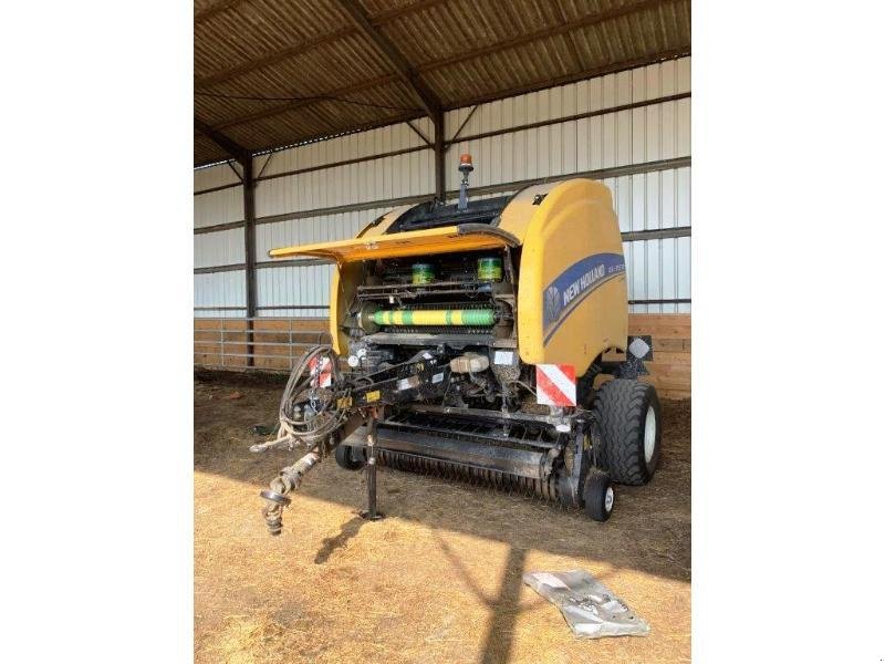 Rundballenpresse del tipo New Holland ROLL BELT 180, Gebrauchtmaschine en SAINT-GERMAIN DU PUY (Imagen 1)