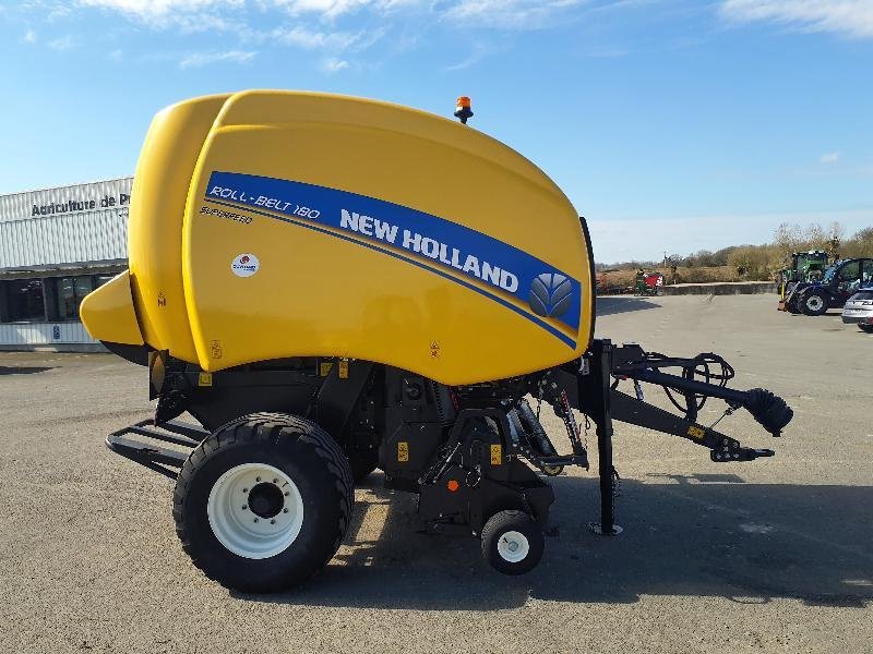 Rundballenpresse of the type New Holland ROLL-BELT180, Gebrauchtmaschine in ANTIGNY (Picture 1)