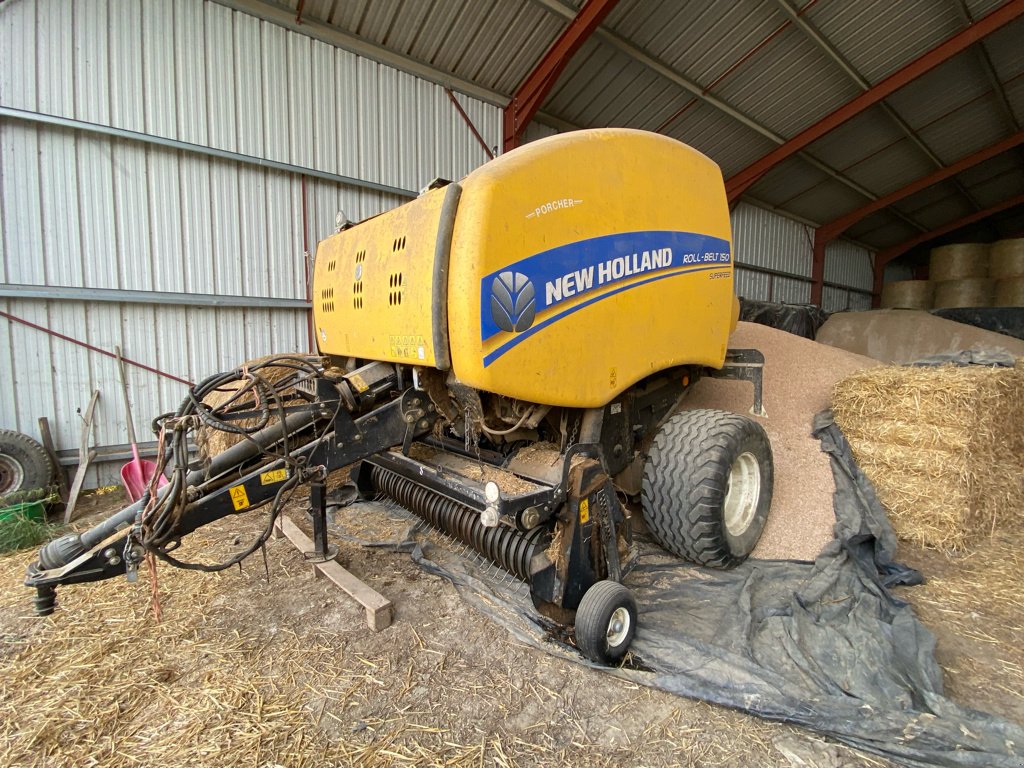 Rundballenpresse typu New Holland ROLLBELT 150 SUPERFEED, Gebrauchtmaschine w UZERCHE (Zdjęcie 1)