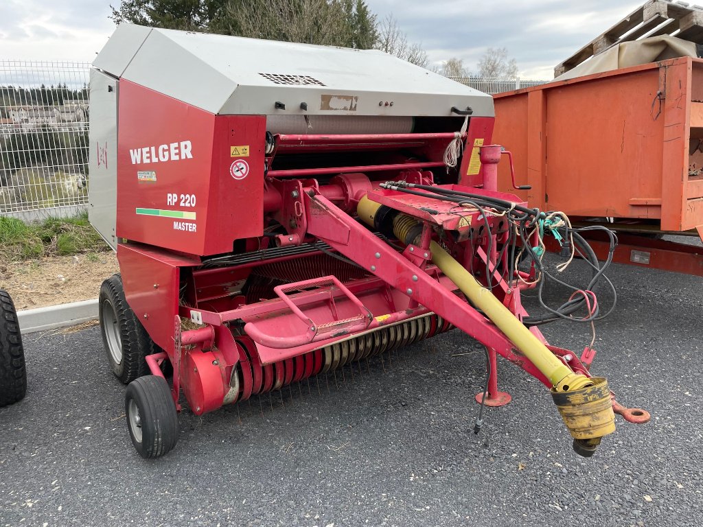 Rundballenpresse van het type Welger RP 220, Gebrauchtmaschine in VERNOUX EN VIVARAIS (Foto 3)