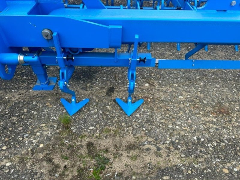 Saatbettkombination of the type Lemken Spurlockerer mit Halter FSÜ NEU Gänsefußschar, Neumaschine in Schutterzell (Picture 3)