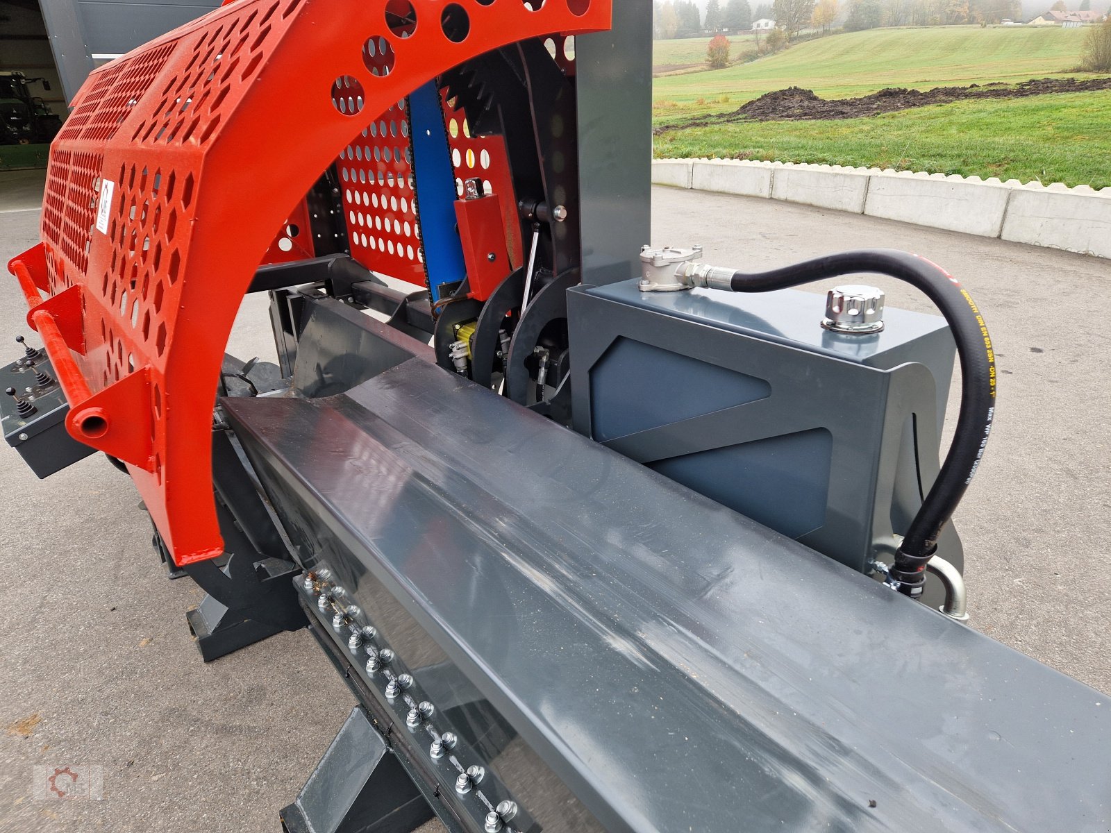 Sägeautomat & Spaltautomat of the type MS Splitter 1500 22to 50cm Durchmesser 1m Scheitlänge Ölkühler Sägespaltautomat, Neumaschine in Tiefenbach (Picture 23)