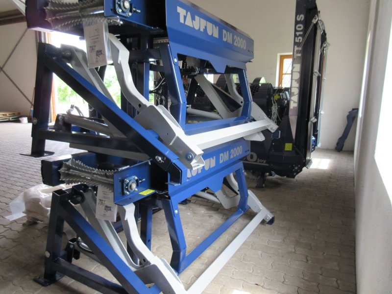Sägeautomat & Spaltautomat van het type Tajfun DM 2000, Neumaschine in Pliening (Foto 1)