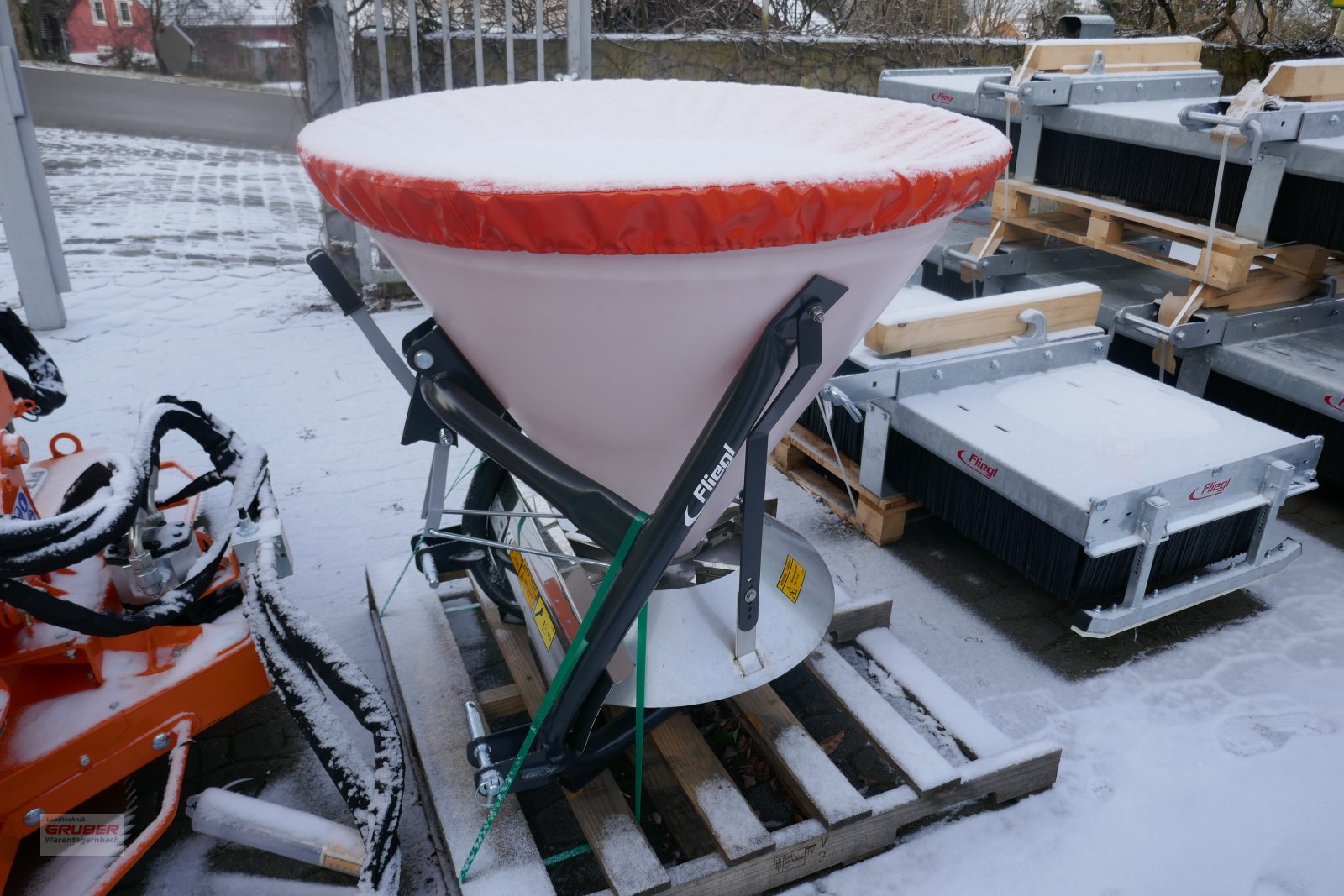 Sandstreuer & Salzstreuer van het type Fliegl Salzstreuer 400l, Neumaschine in Dorfen (Foto 2)