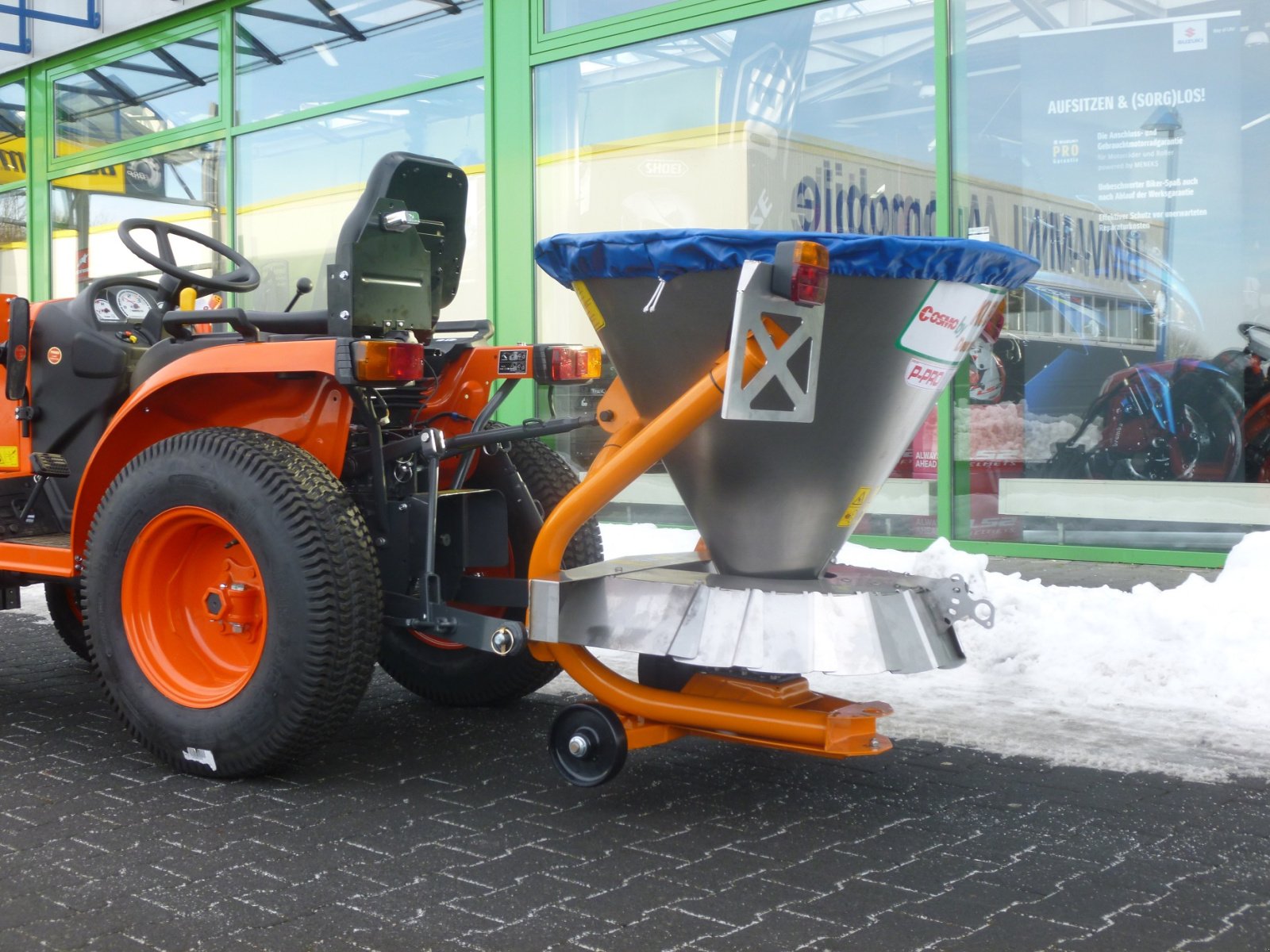 Sandstreuer & Salzstreuer of the type Kubota P-Pro 300, Neumaschine in Olpe (Picture 9)