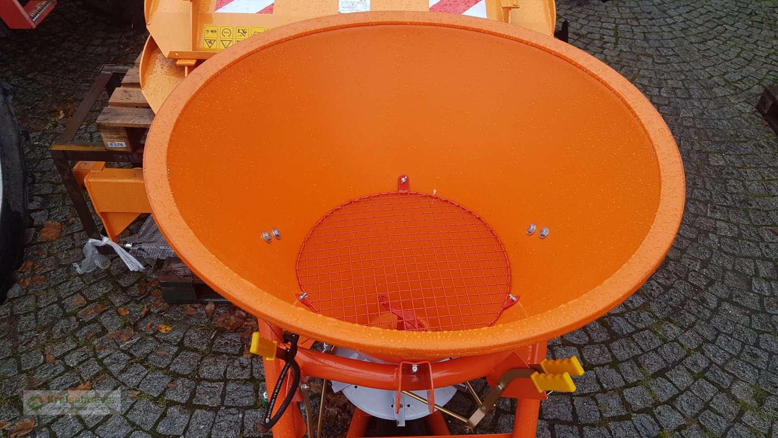 Sandstreuer & Salzstreuer des Typs Sonstige ST300 + Gelenkwelle + Beleuchtung + Abdeckplane NEU 300 Ltr. PVC **SOFORT VERFÜGBAR**, Neumaschine in Feuchtwangen (Bild 4)