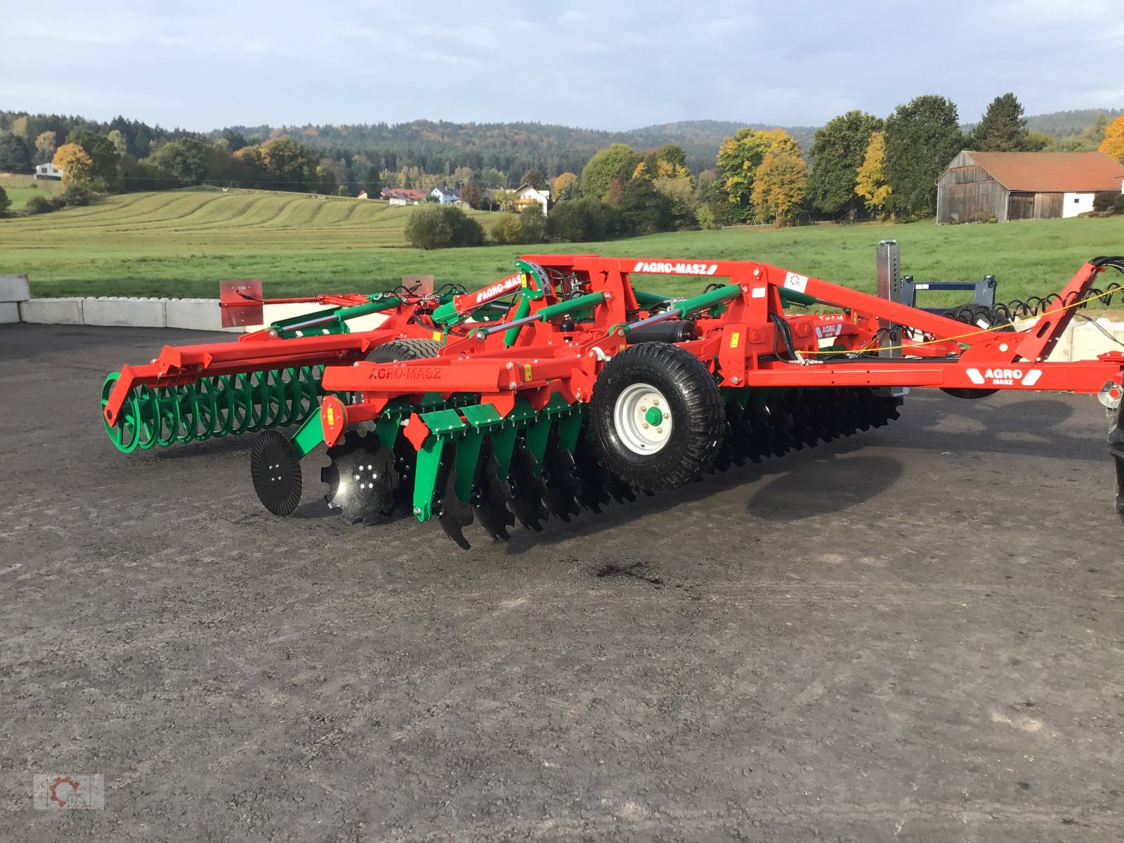 Scheibenegge des Typs Agro-Masz BTC50H gezogen Druckluftbremse 560er Scheiben, Neumaschine in Tiefenbach (Bild 2)