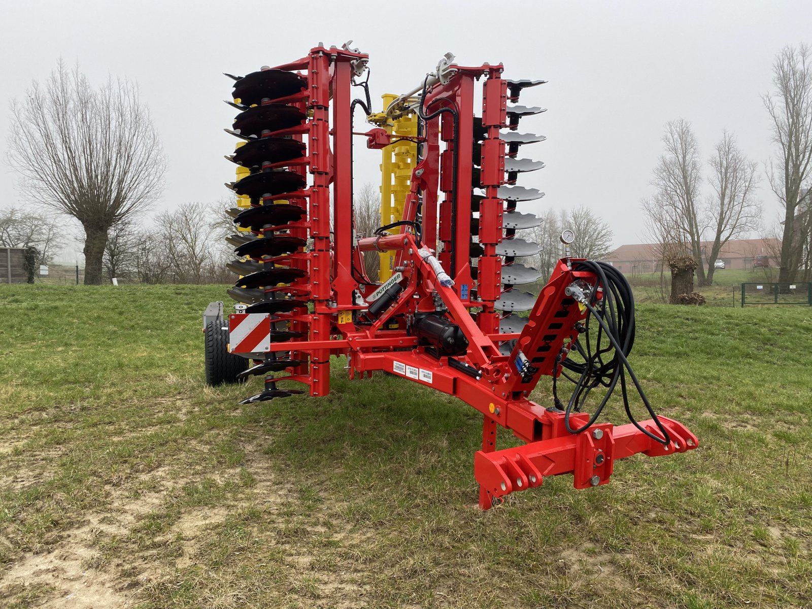 Scheibenegge van het type Pöttinger Terradisc 6001 T, Neumaschine in Klempau (Foto 1)