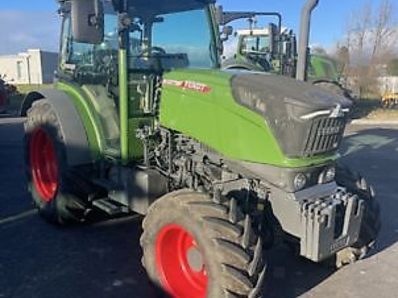 Schmalspurtraktor of the type Fendt 211 P, Gebrauchtmaschine in Carcassonne (Picture 1)