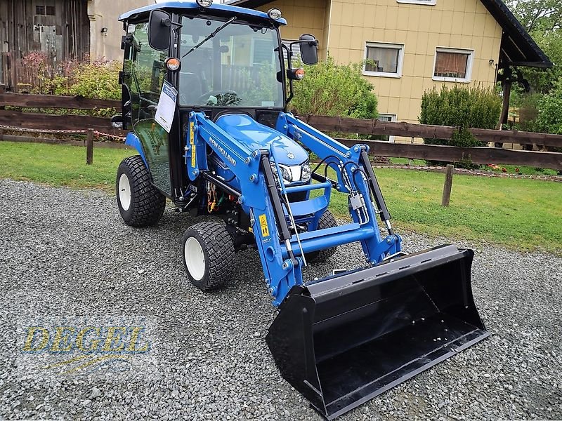 Schmalspurtraktor van het type New Holland BOOMER 25/HST Compakt mit Kabine und Frontlader, Neumaschine in Feilitzsch (Foto 1)