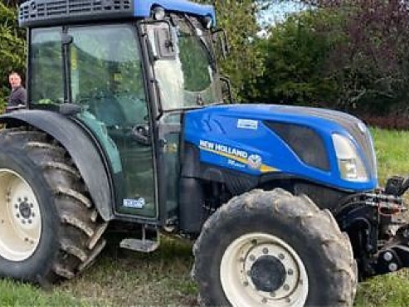 Schmalspurtraktor van het type New Holland T4-100 lp, Gebrauchtmaschine in MOISSAC (Foto 1)