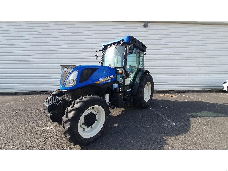 Schmalspurtraktor des Typs New Holland T4-100F, Gebrauchtmaschine in ANTIGNY (Bild 1)