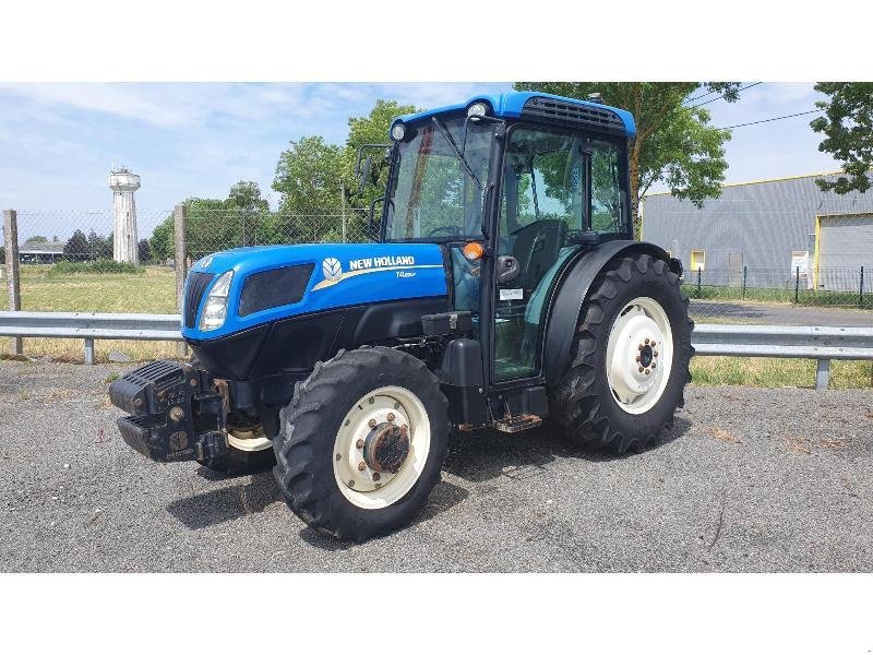 Schmalspurtraktor des Typs New Holland T4-85LP, Gebrauchtmaschine in ANTIGNY (Bild 1)