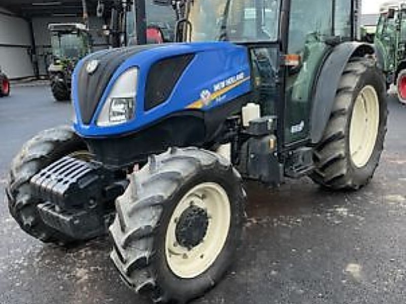 Schmalspurtraktor van het type New Holland T4.100F, Gebrauchtmaschine in Carcassonne (Foto 1)