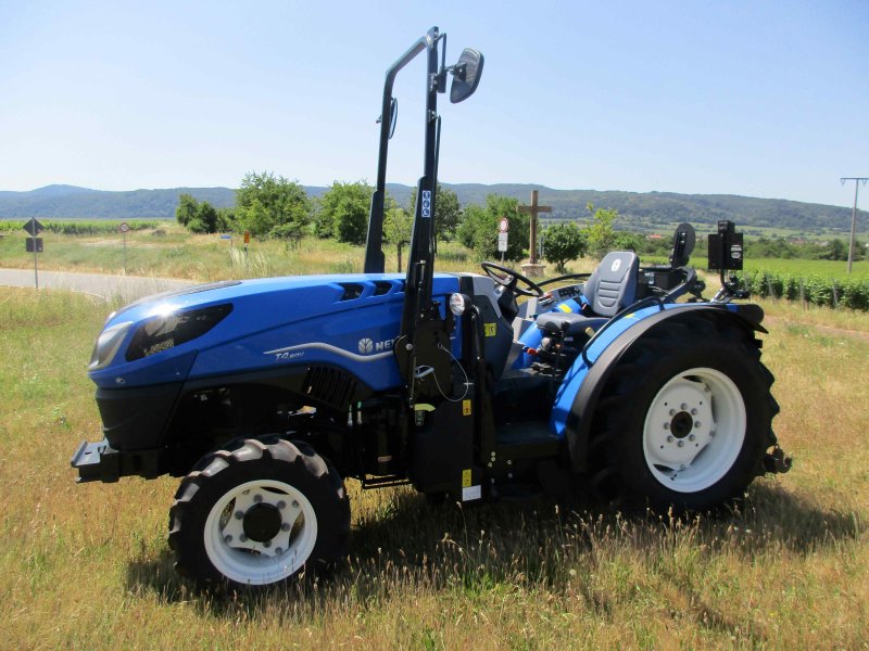 Schmalspurtraktor van het type New Holland T4.80V, Neumaschine in Niederkirchen (Foto 1)