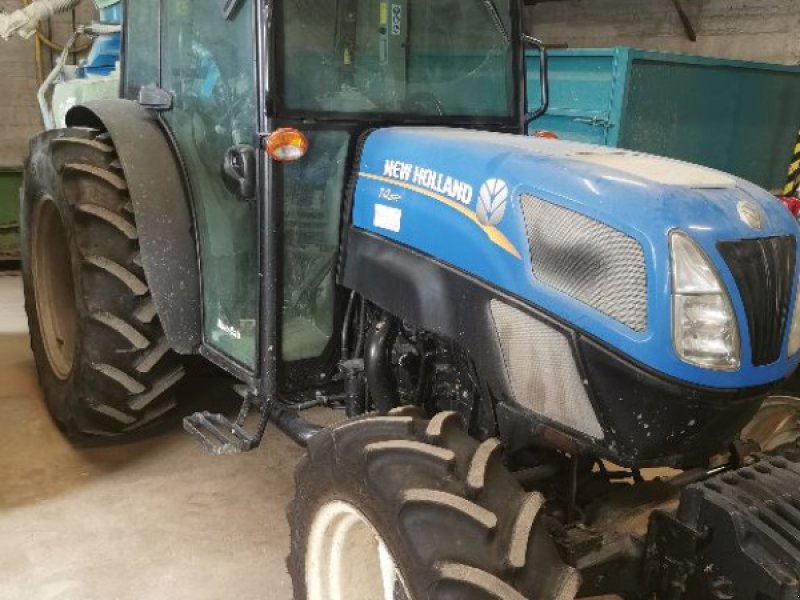 Schmalspurtraktor of the type New Holland T4.85F, Gebrauchtmaschine in ST MARTIN EN HAUT (Picture 1)