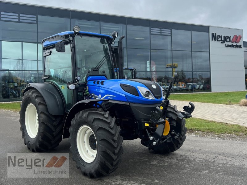 Schmalspurtraktor of the type New Holland T4.90 LP, Neumaschine in Bad Waldsee Mennisweiler (Picture 1)