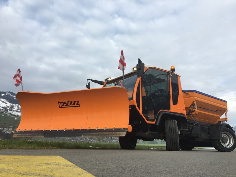 Schneepflug a típus Boschung MF 2.4 , 3 m Schildbreite, Gebrauchtmaschine ekkor: Buochs NW (Kép 1)