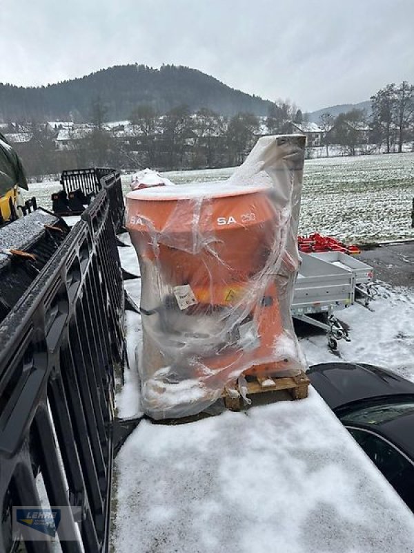 Schneepflug des Typs Rauch Rauch SA250 + RWK2 + Beleuchtung + Abdeckplane + Streuschürze + Fernbedienung hydraulisch FHZ8, Neumaschine in Haiterbach (Bild 1)