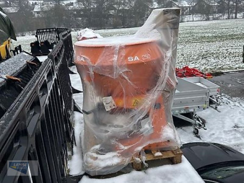 Schneepflug van het type Rauch Rauch SA250 + RWK2 + Beleuchtung + Abdeckplane + Streuschürze + Fernbedienung hydraulisch FHZ8, Neumaschine in Haiterbach (Foto 1)