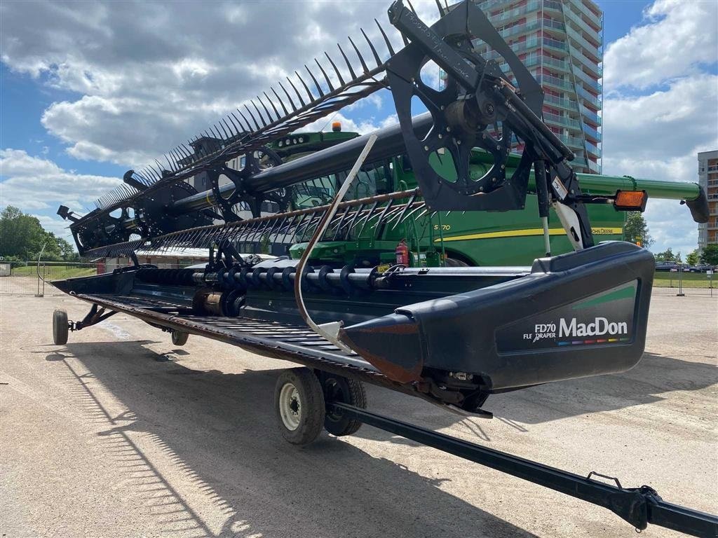 Schneidwerk van het type MacDon FD70 12 Meter FlexDraper  SOLGT!!! John Deere adapter. 12 meter sejlskærebord. To stk til salg, med vogn. Ring til Ulrik på 0045-40255544. Jeg snakker Jysk, tysk og engelsk., Gebrauchtmaschine in Kolding (Foto 2)