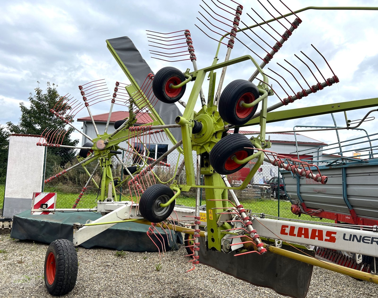 Schwader Türe ait CLAAS Liner 1250 Profil mit Nachtschwad-Funktion und zweitem Schwadtuch - Seitenschwader, Gebrauchtmaschine içinde Burgrieden (resim 7)