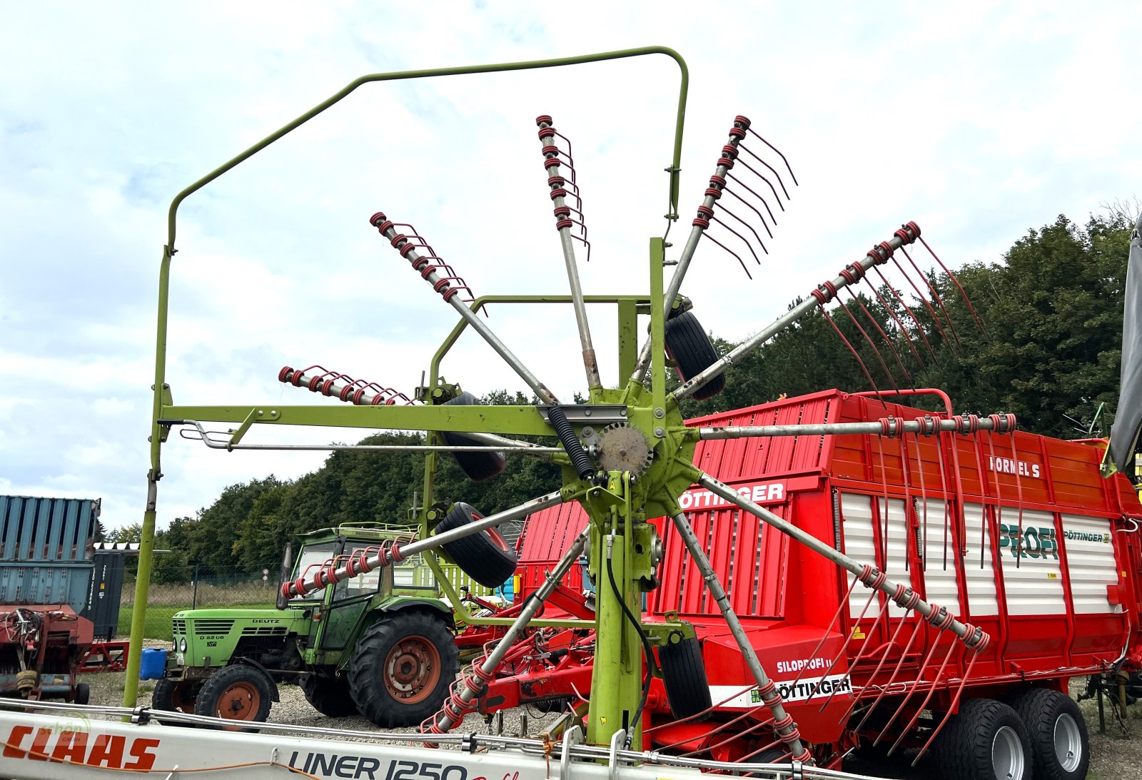 Schwader van het type CLAAS Liner 1250 Profil mit Nachtschwad-Funktion und zweitem Schwadtuch - Seitenschwader, Gebrauchtmaschine in Burgrieden (Foto 16)