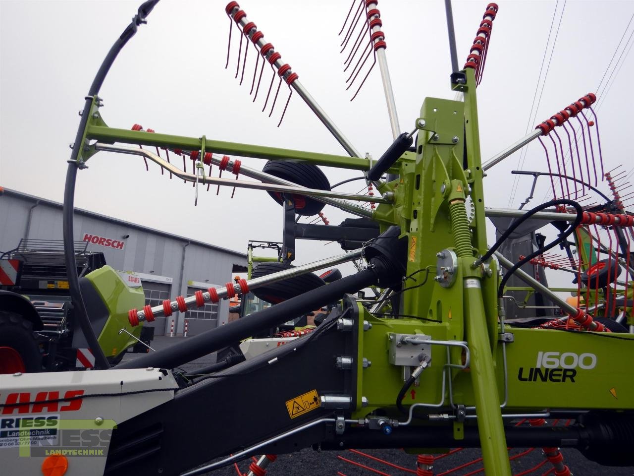 Schwader des Typs CLAAS LINER 1600, Neumaschine in Homberg (Ohm) - Maulbach (Bild 4)