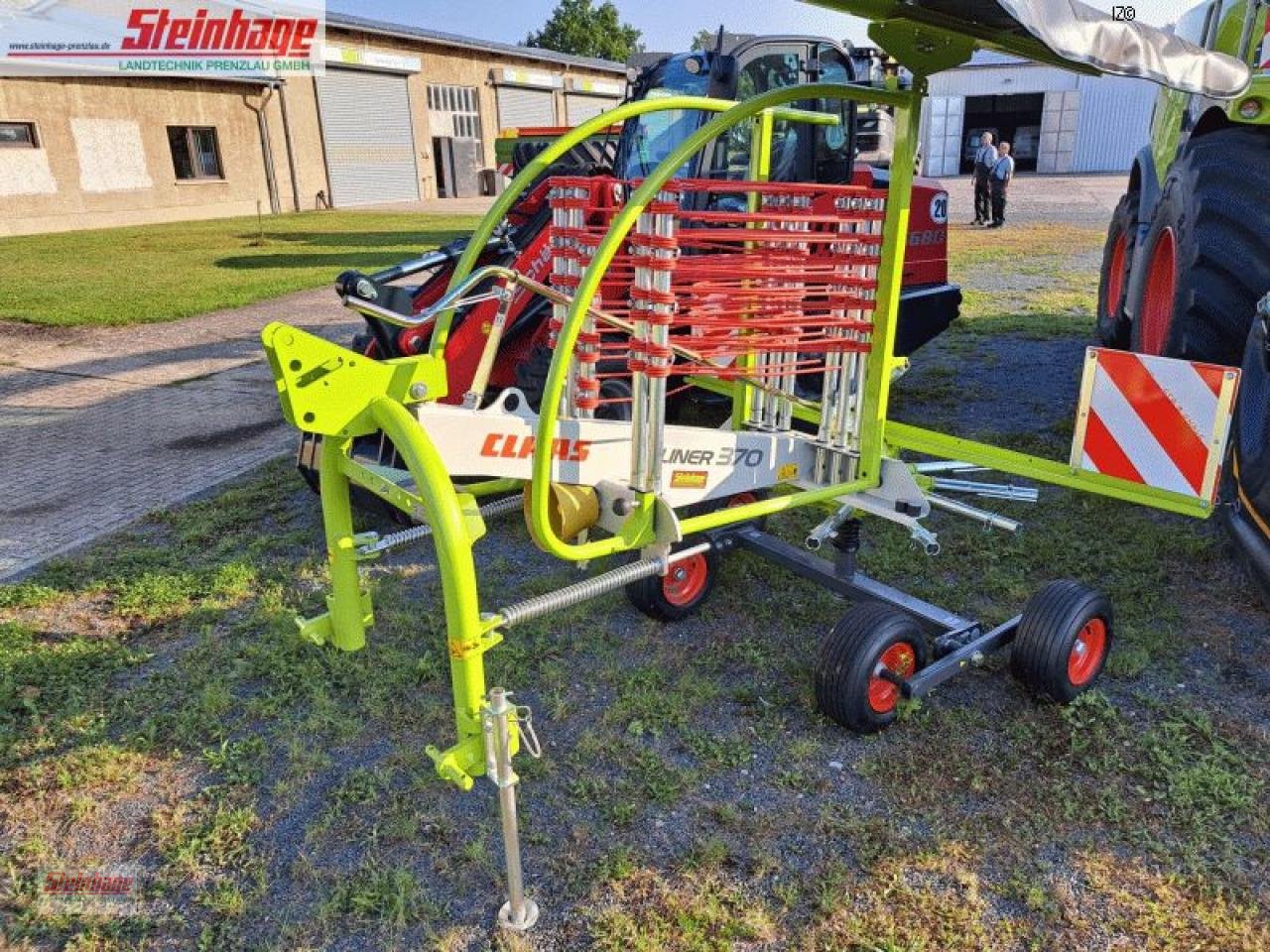 Schwader des Typs CLAAS Liner 370, Neumaschine in Rollwitz (Bild 1)