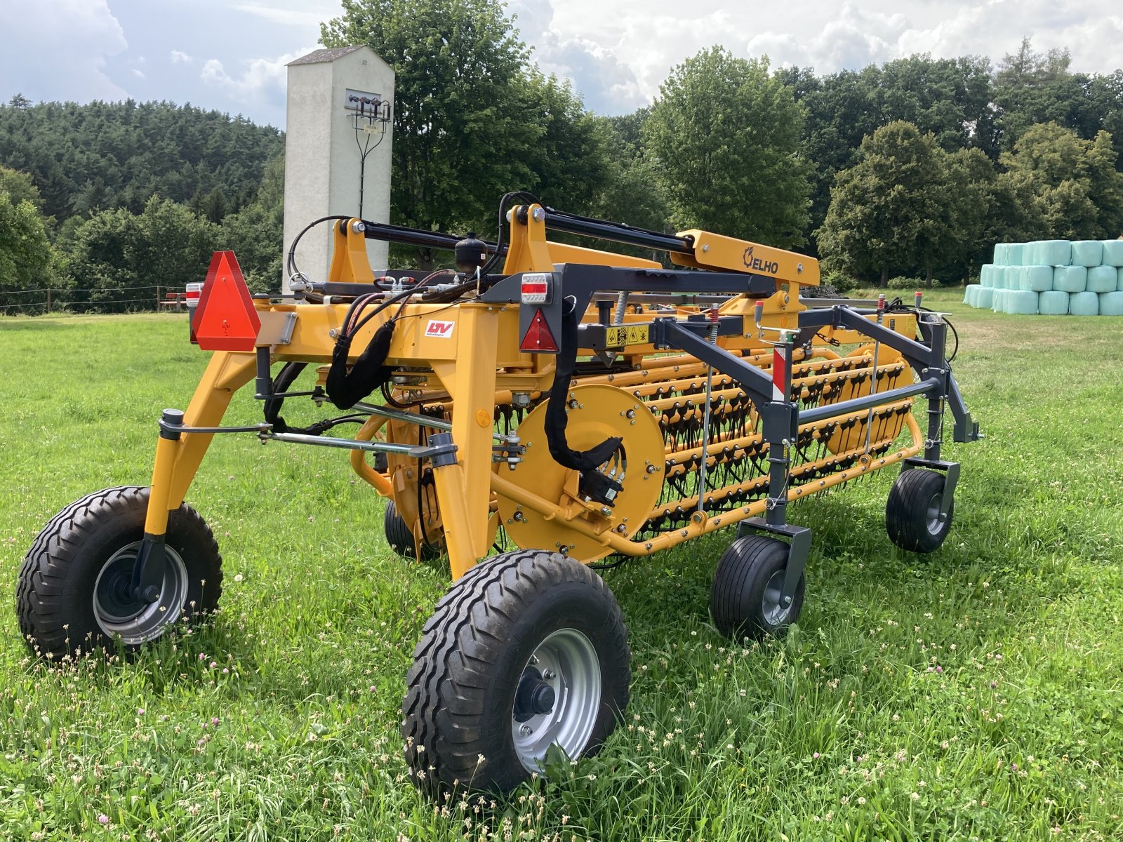 Schwader des Typs Elho V-Twin 750, Neumaschine in Bodenwöhr/ Taxöldern (Bild 2)