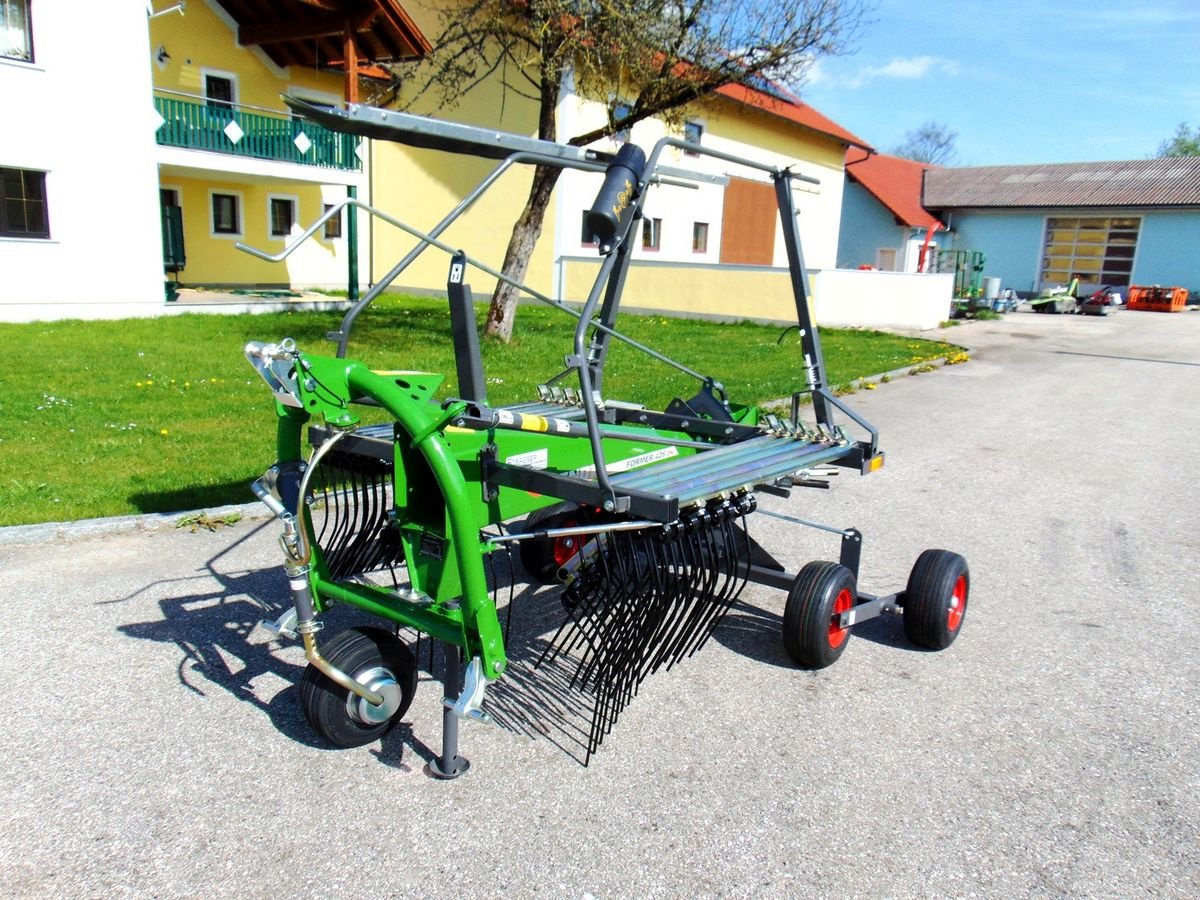 Schwader of the type Fendt Former 426 DN, Neumaschine in Neukirchen am Walde  (Picture 1)