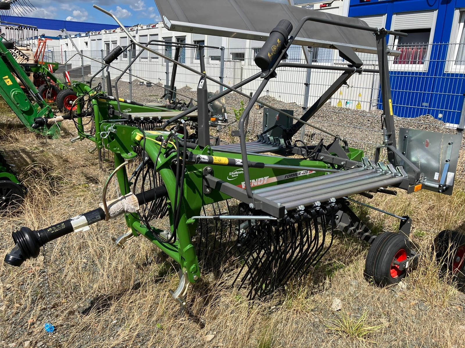 Schwader of the type Fendt Former 426 DN, Neumaschine in Korbach (Picture 1)