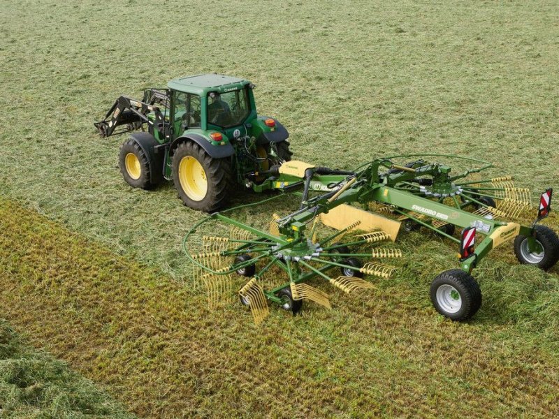 Schwader van het type Krone Cirkelhark, Neumaschine in Goudriaan (Foto 1)