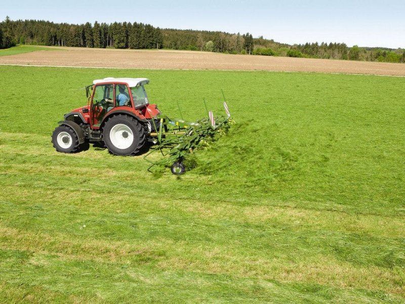 Schwader van het type Krone Cirkelschudders, Neumaschine in Goudriaan (Foto 1)