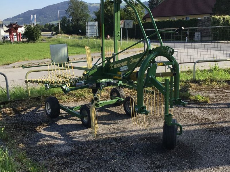 Schwader des Typs Krone Swadro 38, Neumaschine in Micheldorf / OÖ (Bild 1)