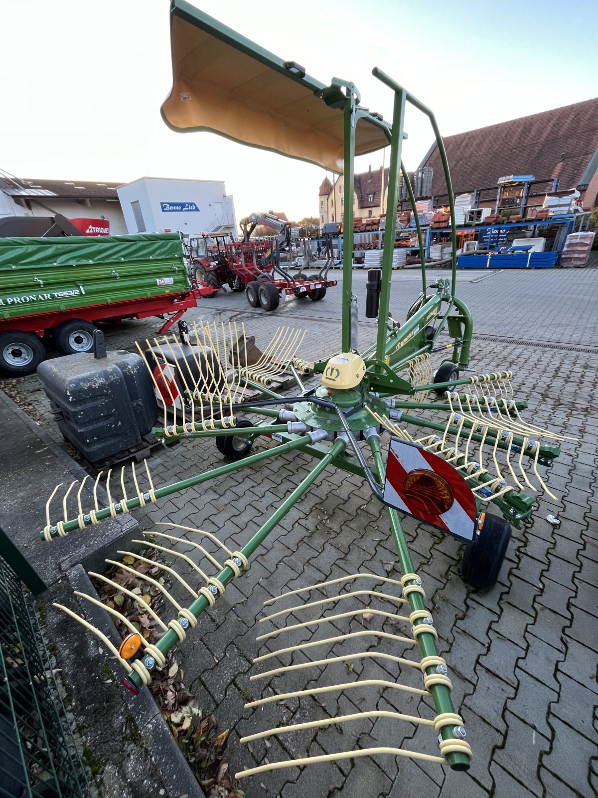 Schwader of the type Krone Swadro 46, Neumaschine in Schesslitz (Picture 1)