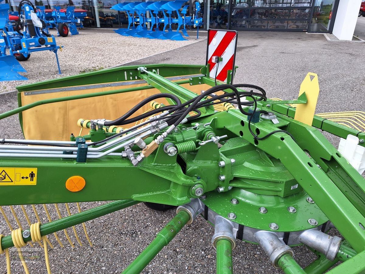 Schwader des Typs Krone Swadro 710/26, Neumaschine in Gampern (Bild 11)