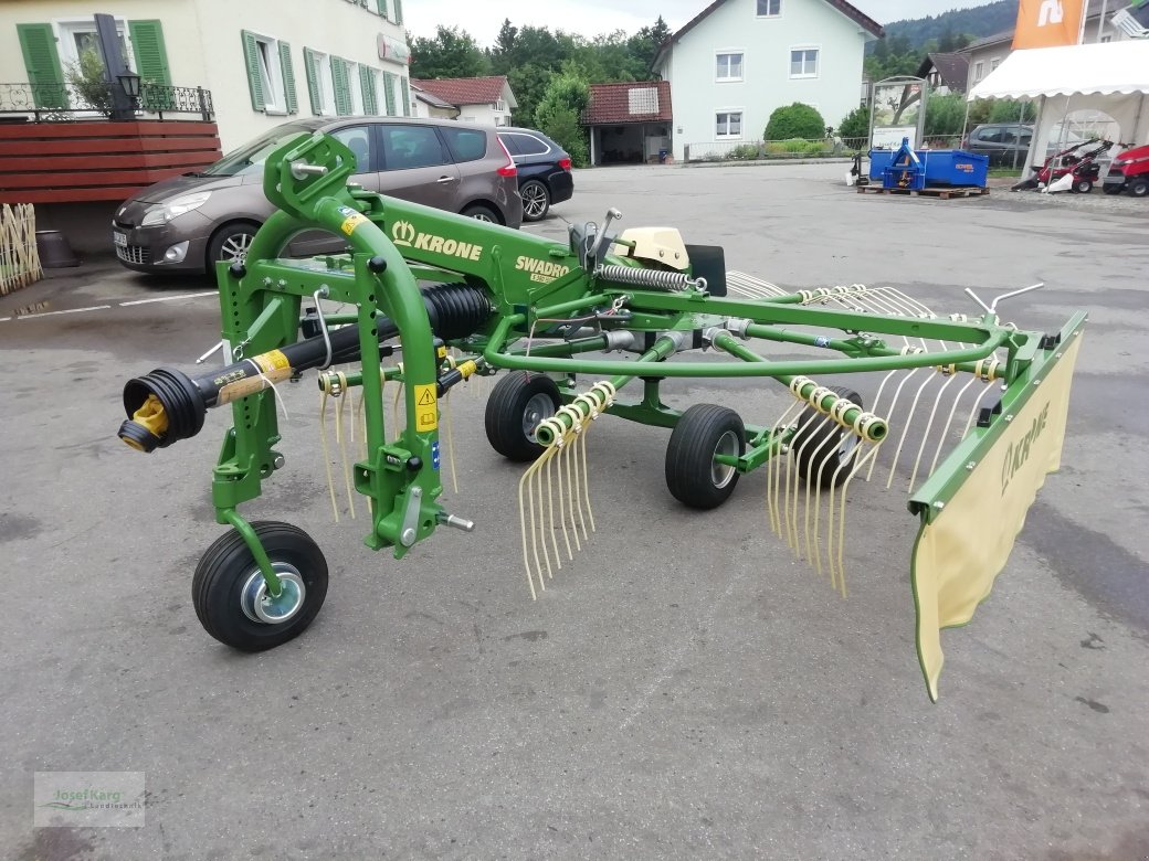 Schwader des Typs Krone Swadro S 380 Highland, Neumaschine in Niederstaufen (Bild 2)