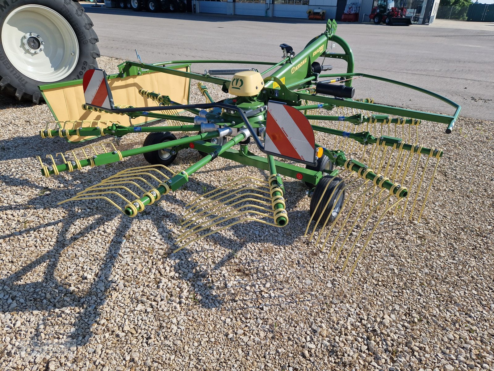 Schwader van het type Krone Swadro S 420, Neumaschine in Monheim (Foto 2)